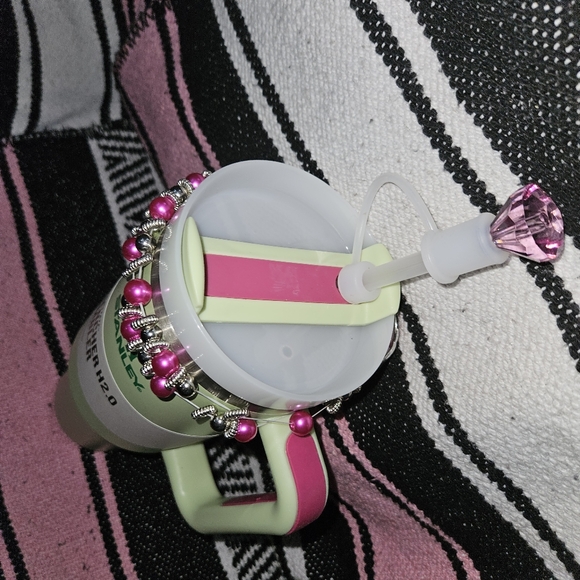 Stanley Quencher with FREE Green Rose Bracelet (40oz) H2.0 The Flowtrate Tumbler - Picture 7 of 14